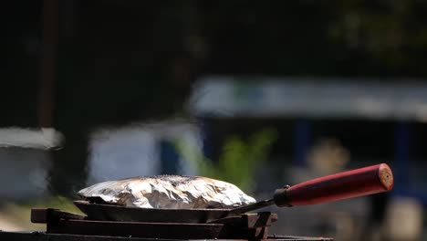 Cazuela-Cocinando-Primer-Plano-Viejo-Ascua-Fuego-Refracción