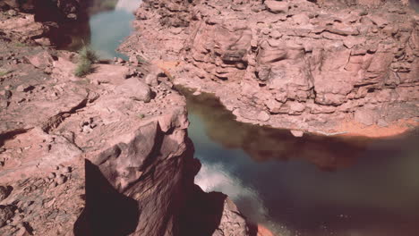 vista aérea de un cañón con un río que lo atraviesa