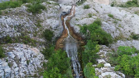 Kefalovriso-La-Cascada-Más-Alta-De-Grecia-En-El-Parque-Nacional-Tzoumerka---Aérea