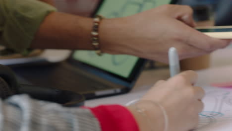 manos cerradas hermosa mujer de negocios caucásica usando computadora portátil diseñando gafas de sol viendo diseño 3d en pantalla dibujando planes dibujando ideas en una reunión de oficina