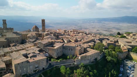 Luftaufnahme-Der-Italienischen-Gemeinde-Volterra-Mit-Blick-Auf-Die-Römische-Architektur-Der-Skyline,-Sonniger-Tag