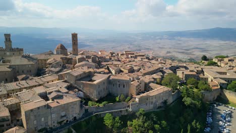 Día-Soleado,-Comuna-Italiana-Aérea-Volterra-Vista-Horizonte-Arquitectura-Romana