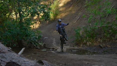 hombre montando en bicicleta en el bosque 4k