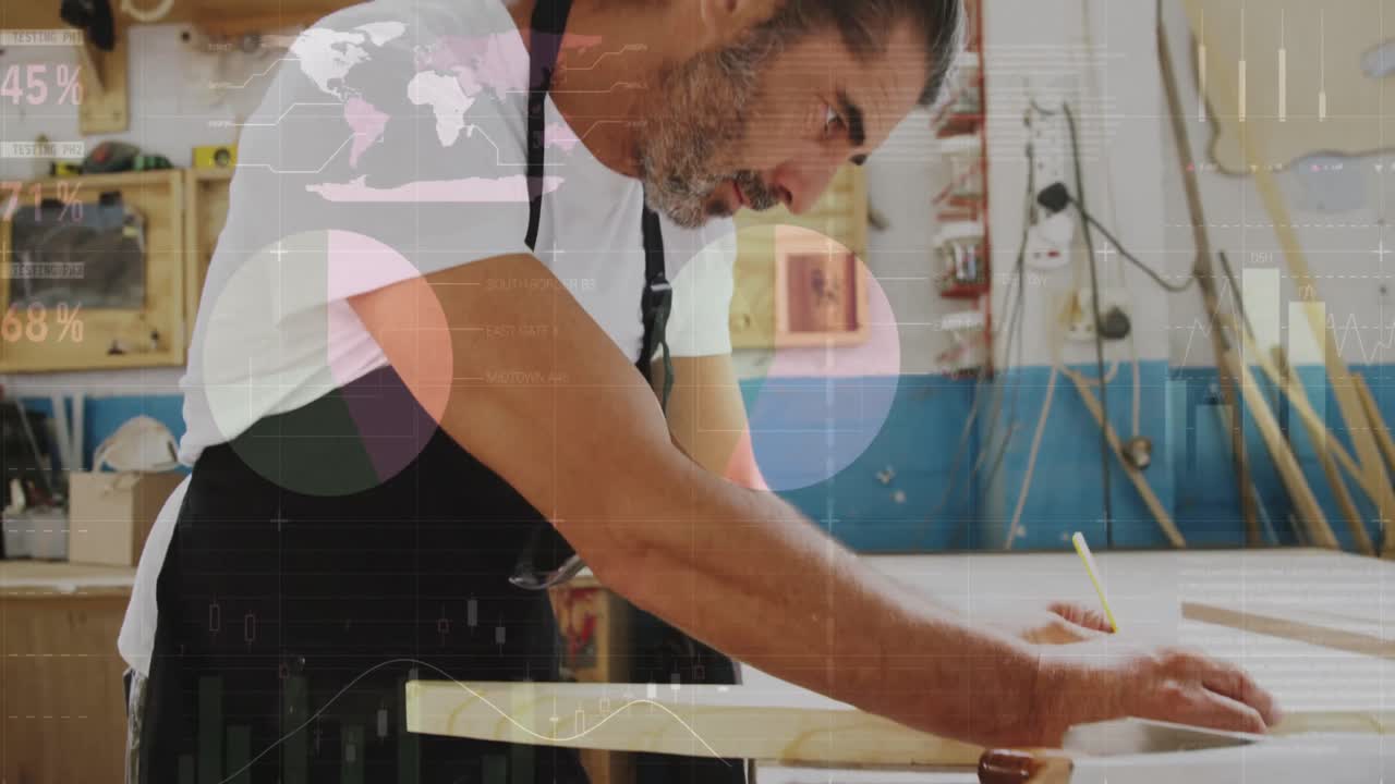 animación del mapa del mundo y procesamiento de datos sobre un carpintero caucásico que trabaja en un taller