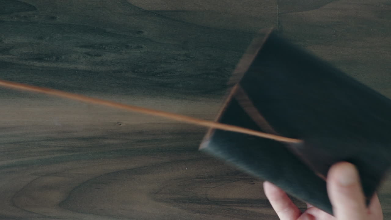 abriendo el punto de vista del cuaderno de cuero vintage en cámara lenta