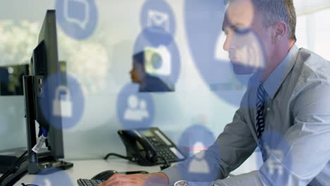 animación de iconos tecnológicos sobre hombre caucásico trabajando en computadora