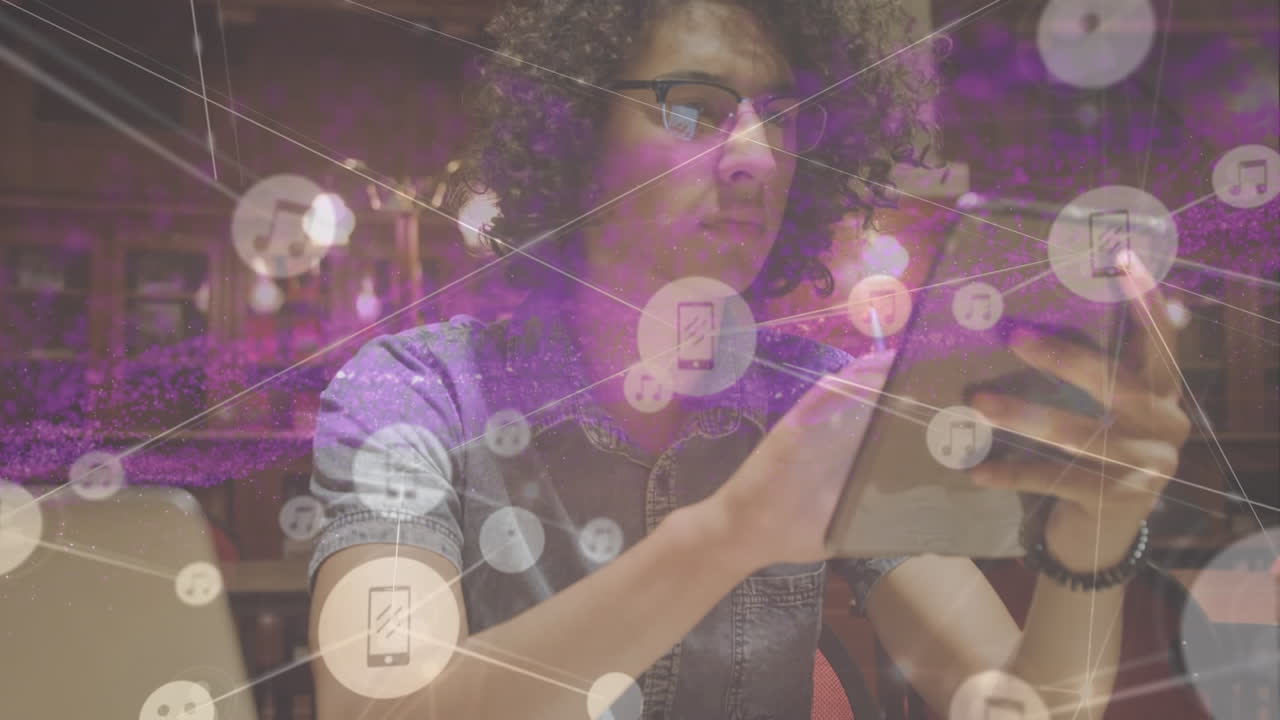 animación de un hombre biracial con una tableta a través de una red de conexiones.