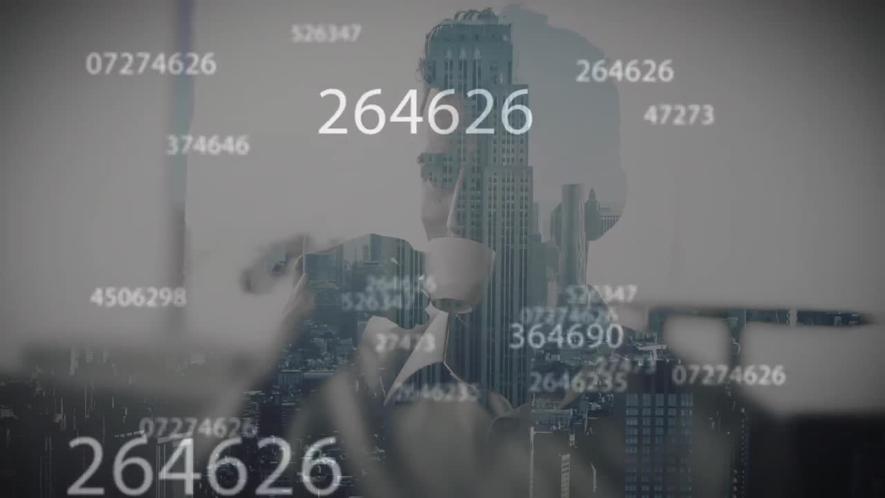 animación de números cambiantes sobre un hombre biracial bebiendo café contra la ciudad en el fondo.