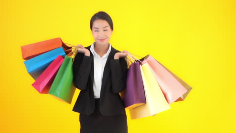 Joven-Empresaria-Asiática-Sosteniendo-Coloridas-Bolsas-De-Compras-En-Las-Manos-Y-Felicidad