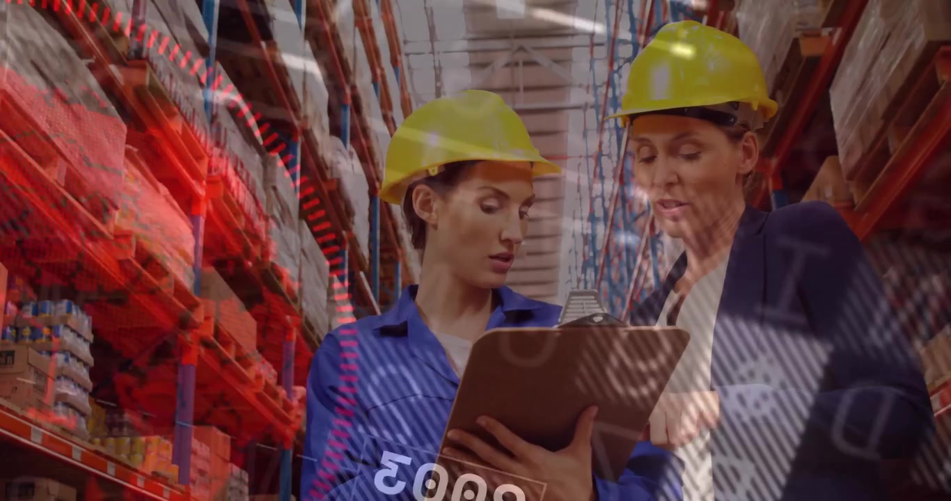 Responsabili di magazzino che controllano l'inventario con sovrapposizione di dati digitali.