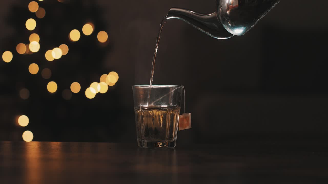 verter agua caliente con tetera