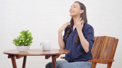 chica india preparándose para alguien en una cafetería