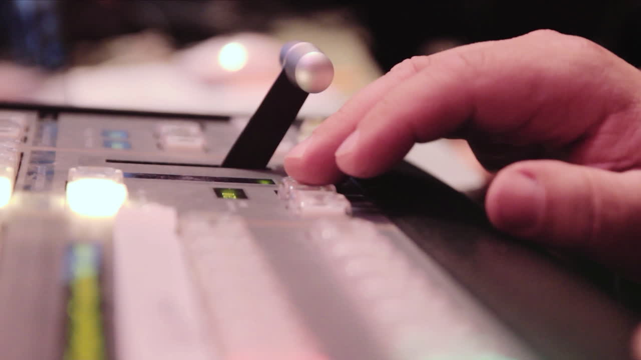 en el estudio de televisión, cambiando en vivo a otra cámara en el mezclador de visión