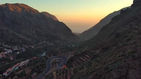 Hermoso-Valle-Revelado-Después-De-Una-Tranquila-Puesta-De-Sol-Sobre-Una-Isla-Tropical