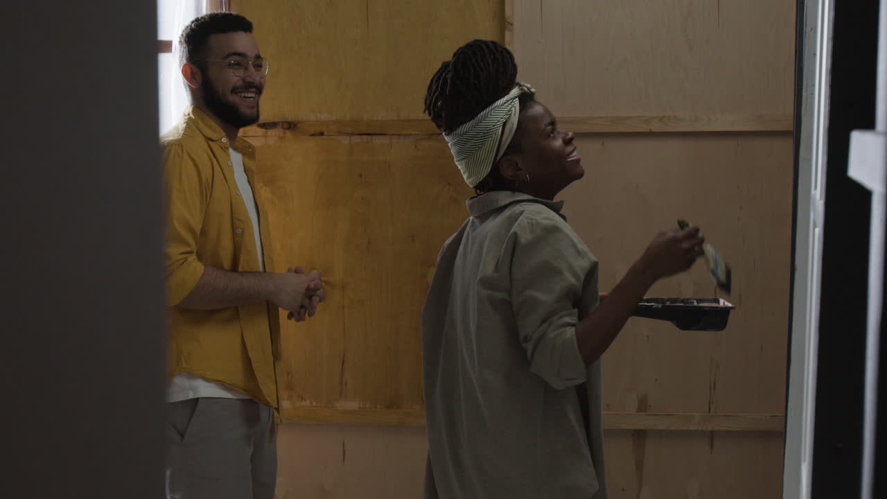 pareja pintando una habitación juntos