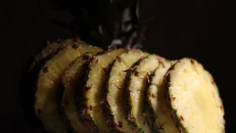 jugosas rodajas de ananas de piña fresca en un oscuro