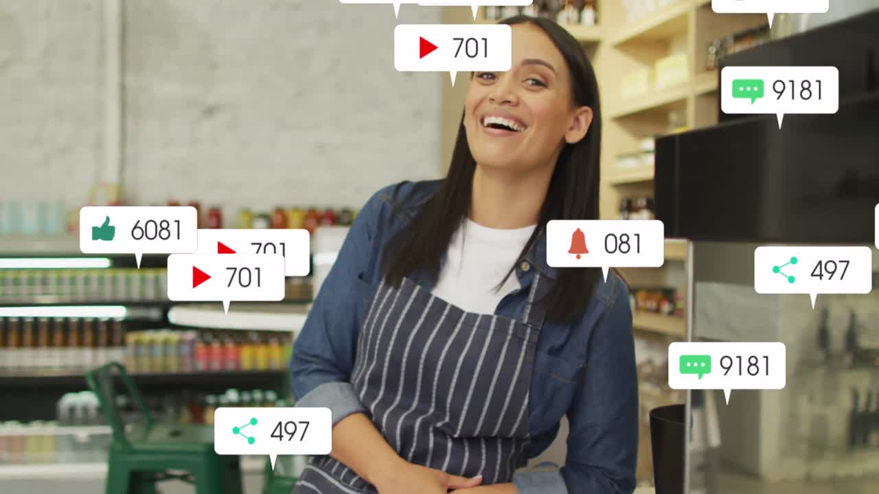 animación de notificaciones de redes sociales procesando a una mujer hispana sonriente que trabaja en una cafetería