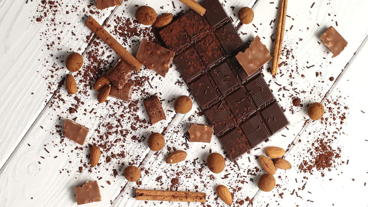 향신료가 들어간 다크 초콜릿과 밀크 초콜릿의 구성