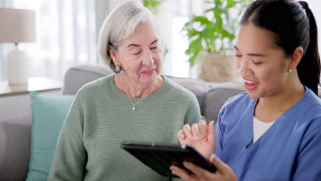 Tableta,-Médico-Y-Enfermera-Con-Una-Anciana-En-El-Sofá