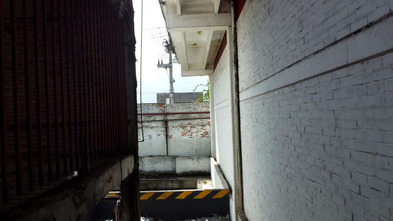 드론이 더 탐사할 때, 그것은 공장의 퇴의 범위를 드러니다.