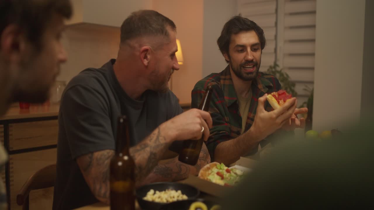 amigos disfrutando de la cena y las bebidas en casa