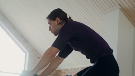 hombre trabajando en una bicicleta de ciclismo interior en casa