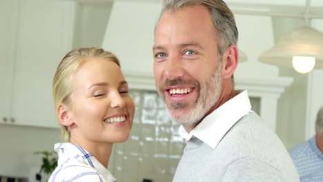 Pareja-Sonriente-De-Pie-Juntos-En-Casa