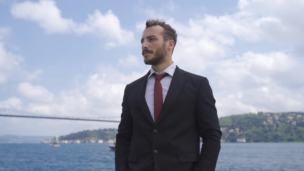 el hombre reflexivo está junto al mar.