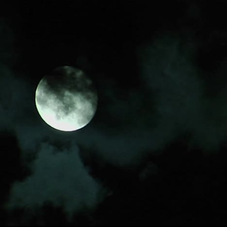 Wolken-Ziehen-Vor-Einem-Hellen-Vollmond-Vorbei