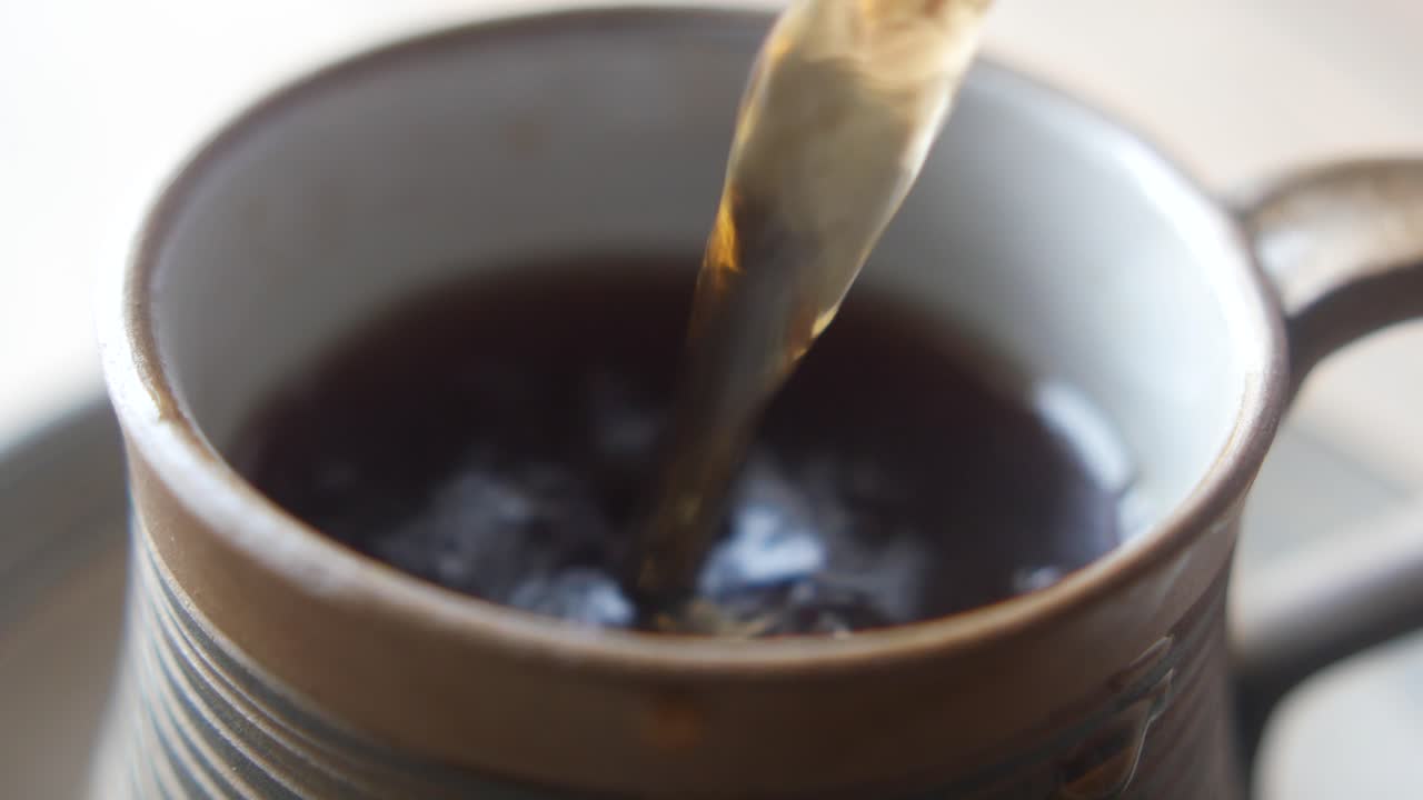 컵에 차를 부는 것