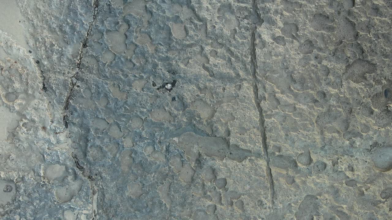 화창한 날 앞으로 바위투성이 하와이 해안선의 오버헤드 뷰