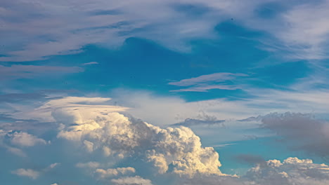 nubes espesas y esponjosas rodando en el cielo claro azul
