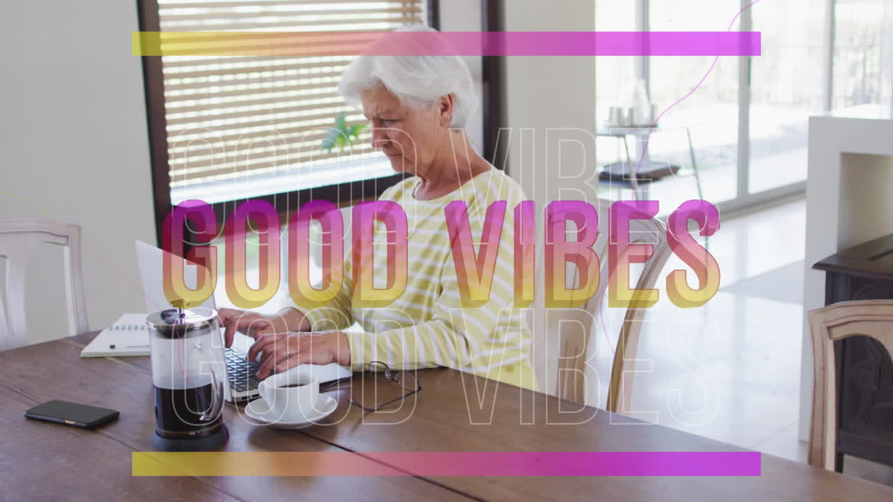 animación de buenas vibraciones texto en rosa sobre pensativa mujer mayor caucásica usando computadora portátil en casa