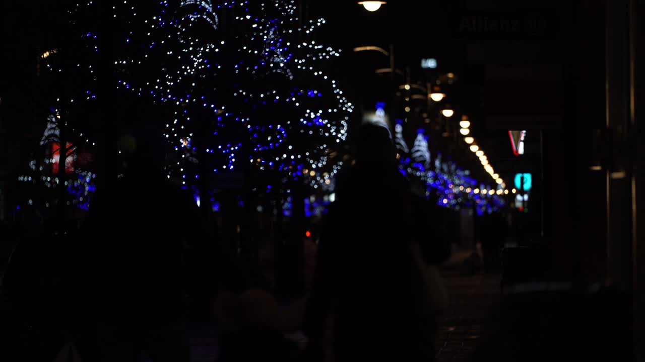 decoración del árbol de navidad por la noche en la ciudad