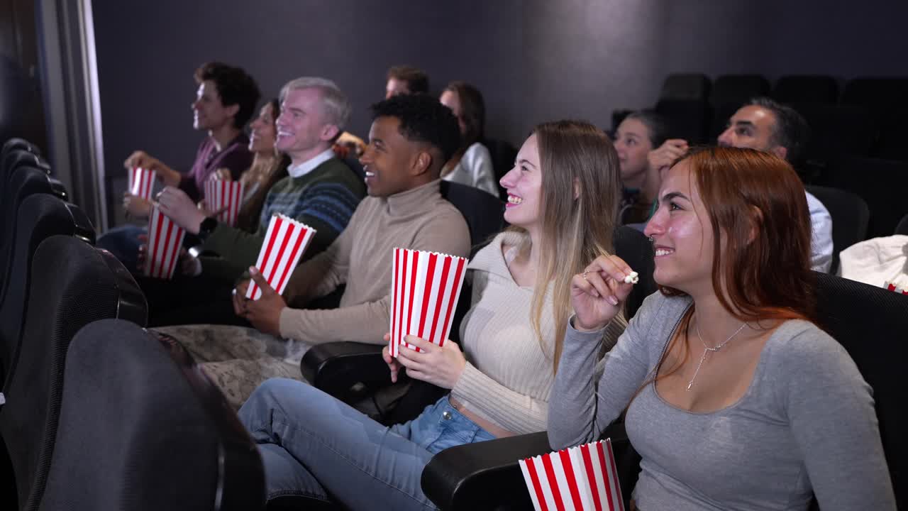 Persone che guardano un film in un cinema
