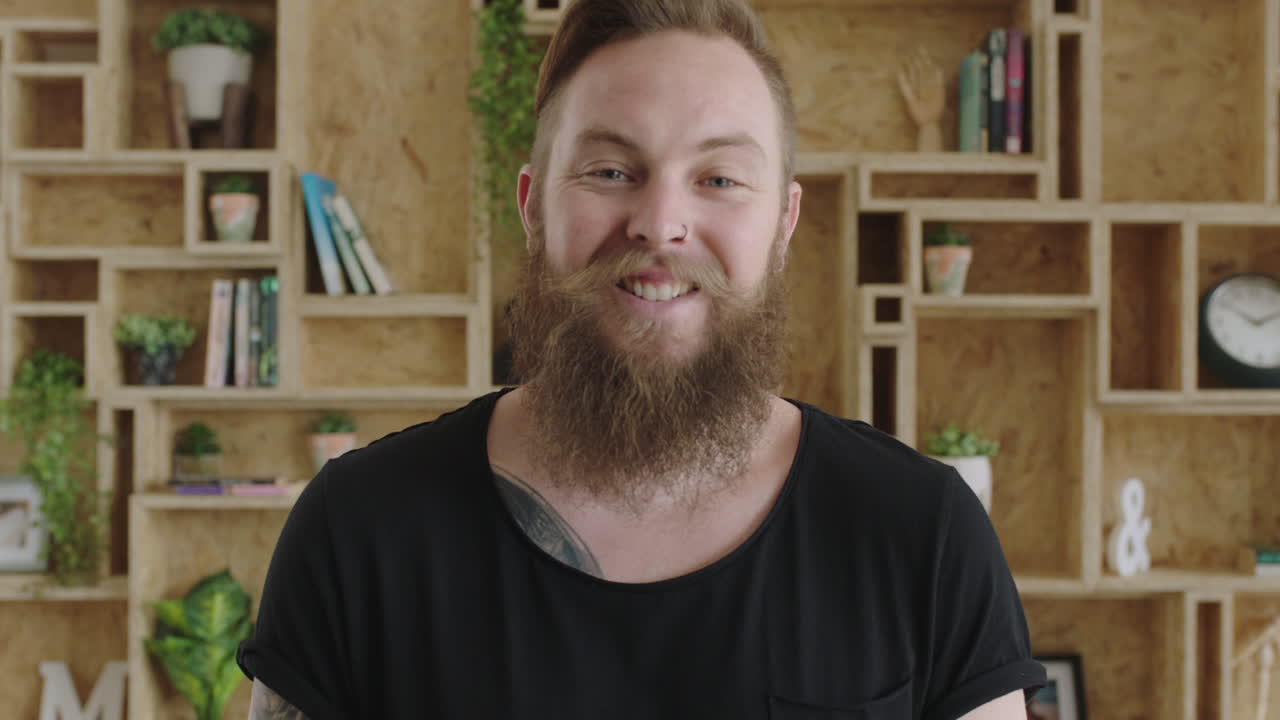 ritratto ravvicinato di un giovane uomo hipster allegro con la barba che ride felice sentendosi sicuro
