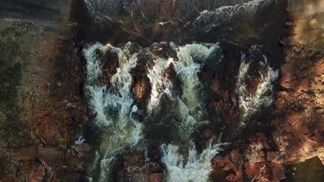 cascada y la presa en el lago monduran en australia