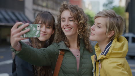 retrato de un grupo de amigas mujeres que usan un teléfono inteligente posando sonriendo tomando una foto selfie con la cámara del teléfono móvil amigas disfrutando de un divertido estilo de vida urbano en cámara lenta