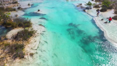 Los-Rapids-De-Bacalar,-Hermosa-Laguna-Tropical-En-México,-Vista-Aérea-4K