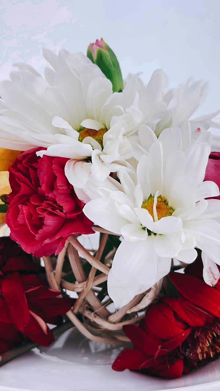 Composizione floreale di fiori bianchi e rossi