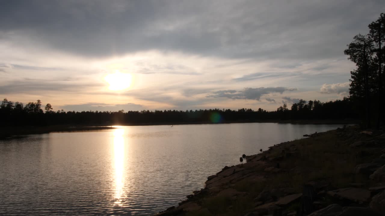 태양이 황금빛으로 지는 동안 강둑 위로 팬