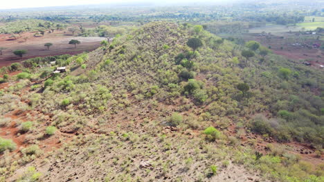 Antenne-Eines-Wunderschönen-Grünen-Hügels-Im-Ländlichen-Afrika