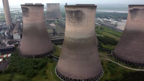 Stillgelegte-Industrie-Energie-Kraftwerk-Kühlung-Rauchpfahl-Schornsteine-Luftaufnahme-Dolly-Links