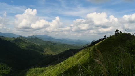 Las-Nubes-Que-Se-Mueven-Y-Arrojan-Sombras-Sobre-Las-Montañas-Es-Un-Lapso-De-Tiempo-Tomado-De-Una-De-Las-Cordilleras-Más-Altas-Del-Parque-Nacional-Mae-Wong,-Al-Norte-De-Tailandia