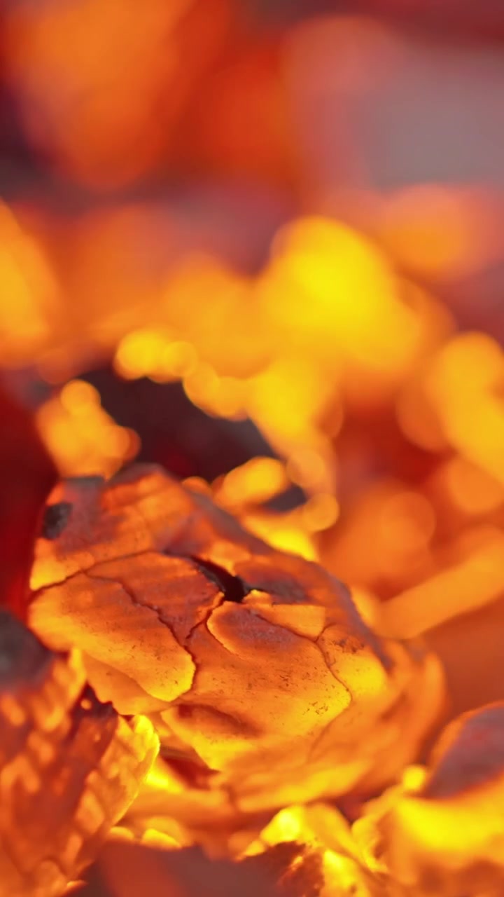 Primo piano di braci di carbone rosse incandescenti
