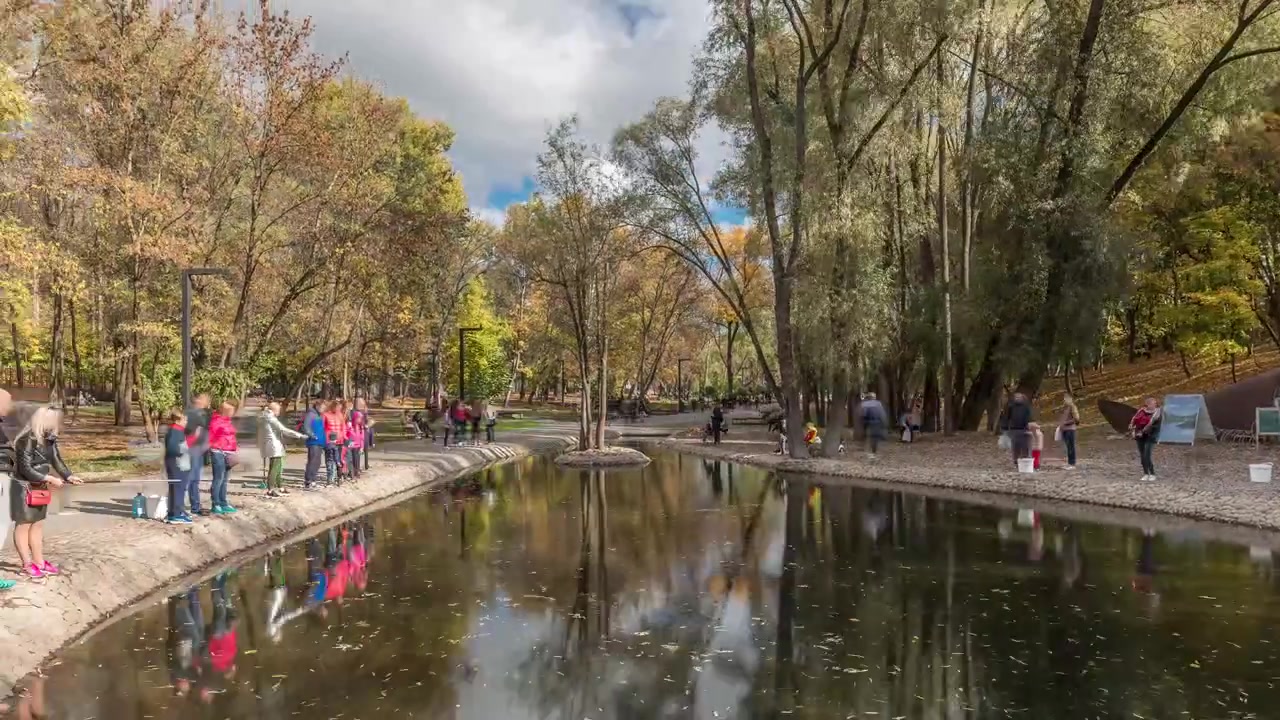 Área do parque Sarzhin Yar com fonte mineral bem equipada em Kharkov timelapse panorâmico, pessoas pescando em um rio que é muito popular entre os moradores da cidade. Ucrânia