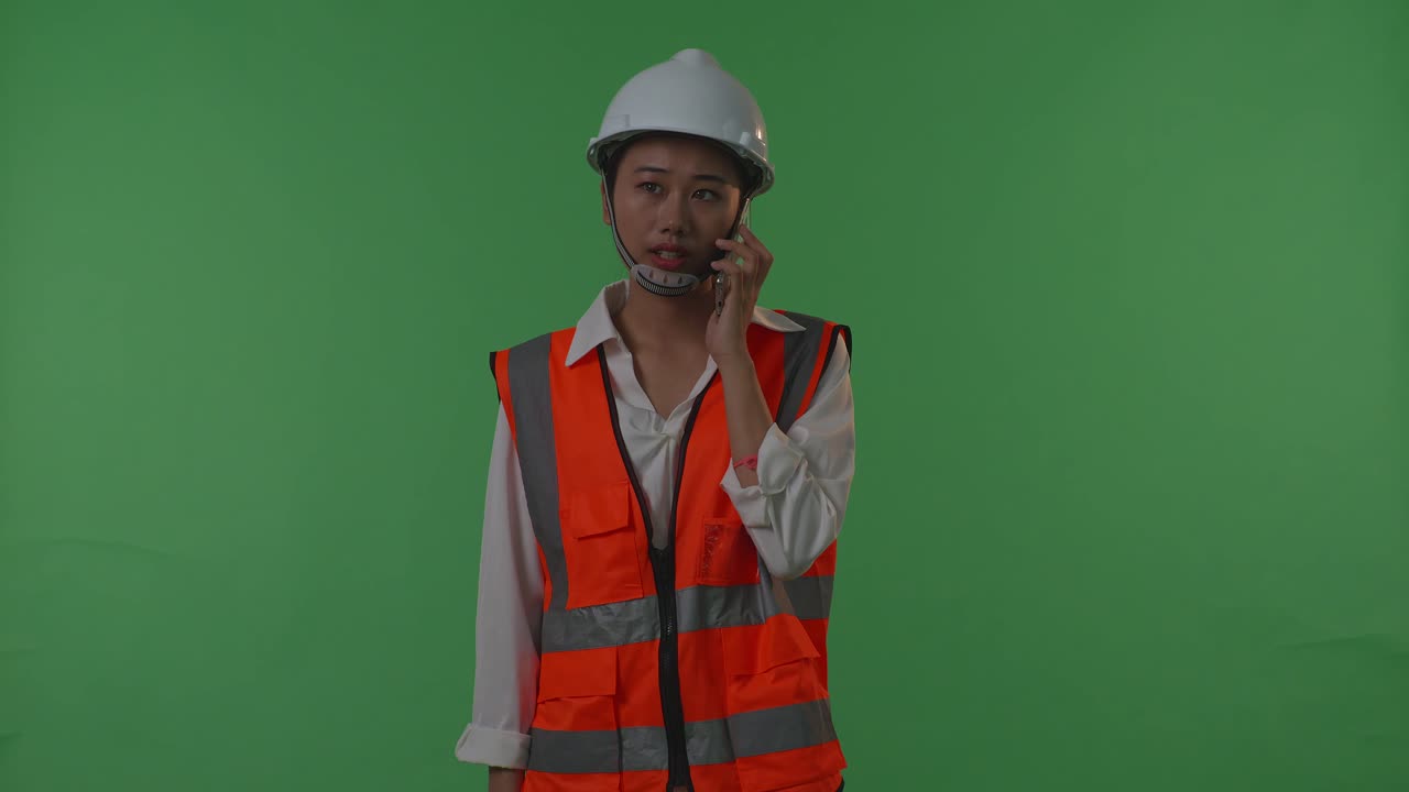 ingeniera hablando por teléfono.