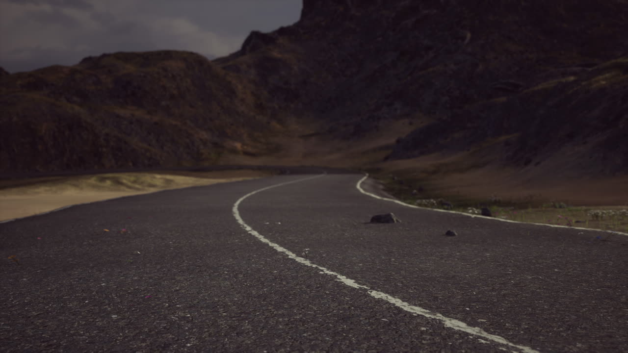 해가 지는 그레이트 오션 로드의 공중 전망