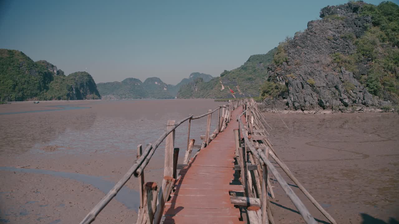 vista de perfil de un puente de madera vacío en la isla de cat ba en vietnam