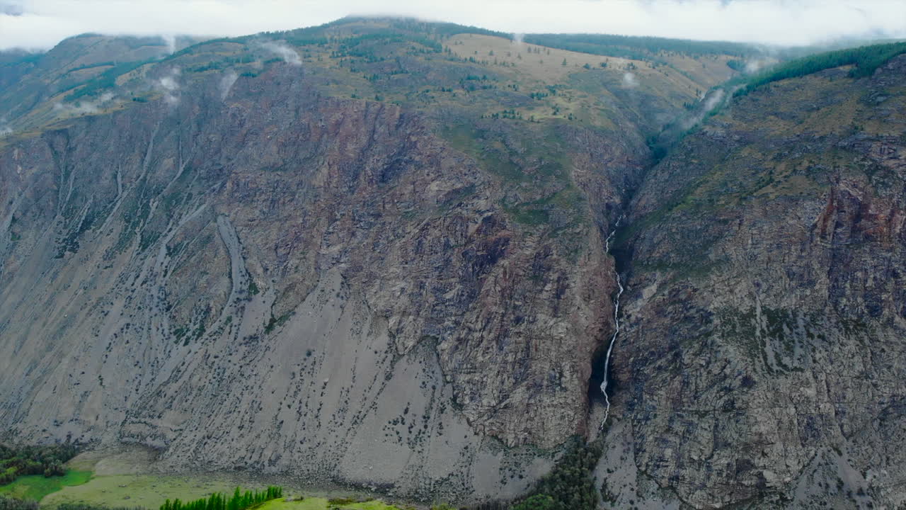 paisaje de montaña con cascada